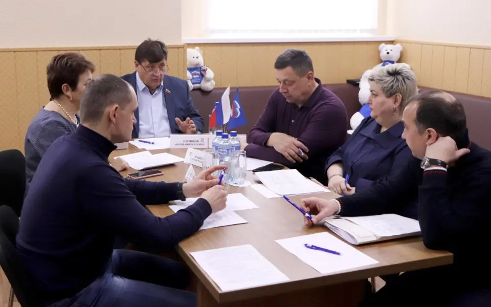 Жены добровольцев обратились за поддержкой к председателю Белоблдумы Юрию Клепикову