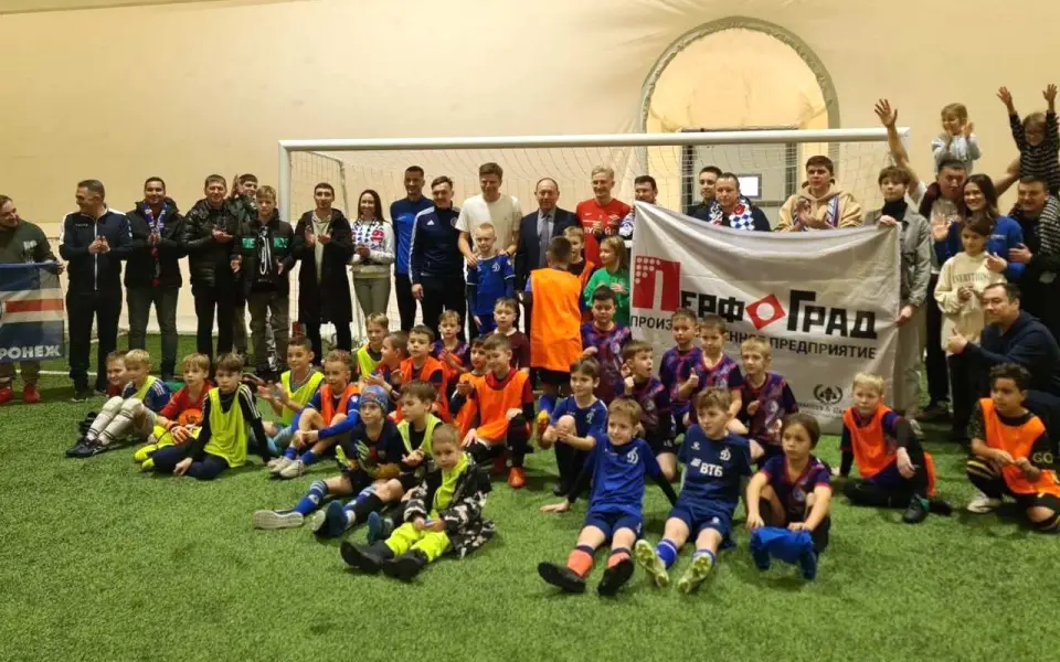 Футболисты воронежского «Факела» провели мастер-класс для детей при поддержке «Перфограда»