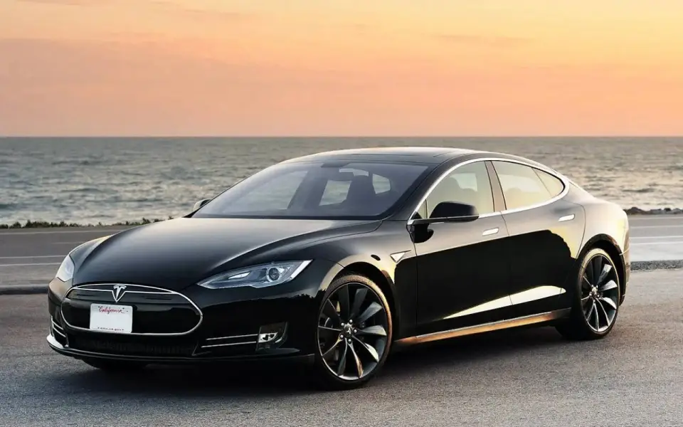 Продажи Tesla в годовом выражении упали впервые за четыре года