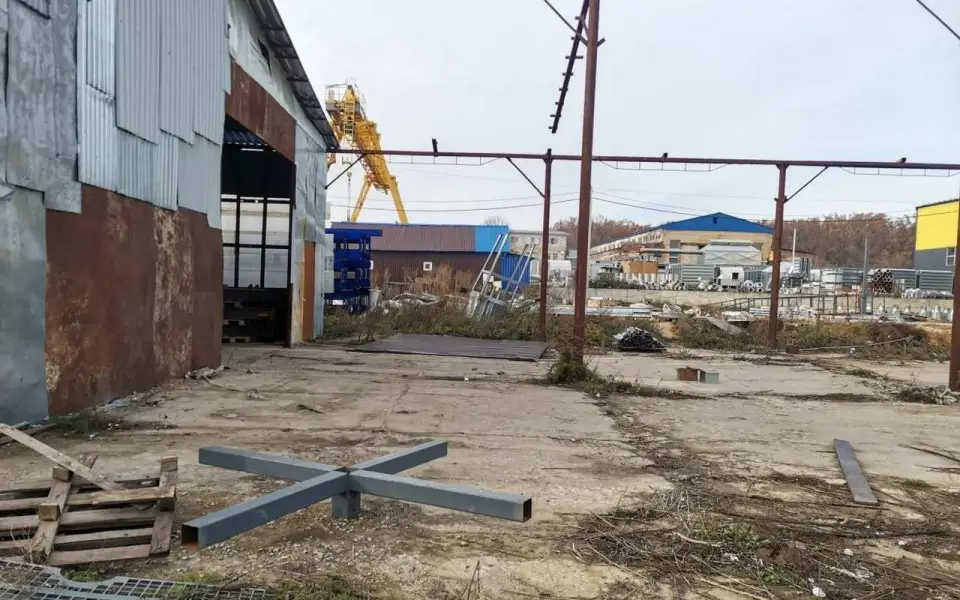 Развалившийся ангар мешает расширению крупного воронежского завода сельхозтехники
