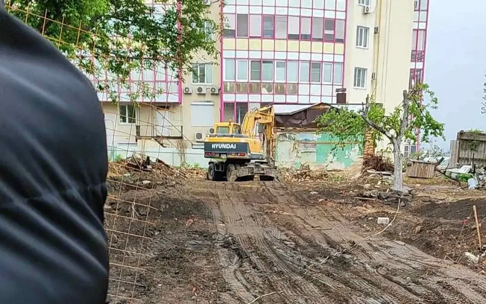 Неизвестному подрядчику официально разрешили вести незаконную стройку в центре Воронежа?