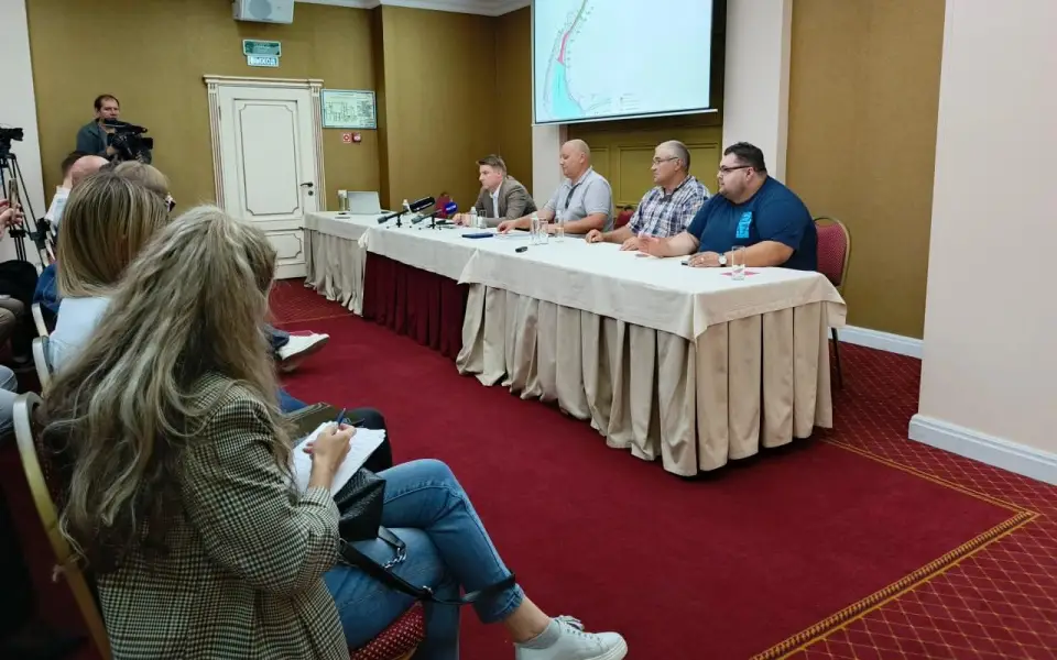 «Пятый сезон» убирает насыпь на месте очистки старицы реки Усмань, вызвавшую возмущения «Пятый сезон» убирает насыпь на месте очистки старицы реки Усмань, вызвавшую возмущения