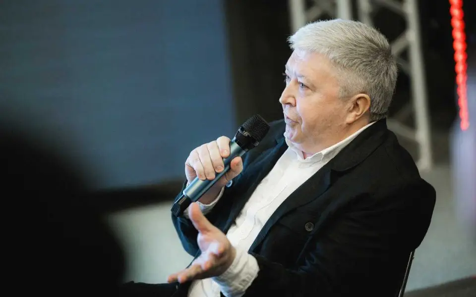 На какой срок Александр Хинштейн планирует задержаться в Курской области?