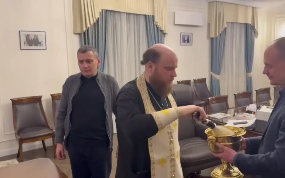 Курский глава Хинштейн освятил свой кабинет в облправительстве после ареста предшественника
