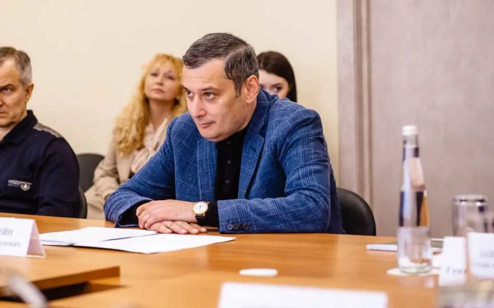 Хинштейн раскритиковал замгубернатора Базарова за низкие темпы выдачи жилищных сертификатов 
