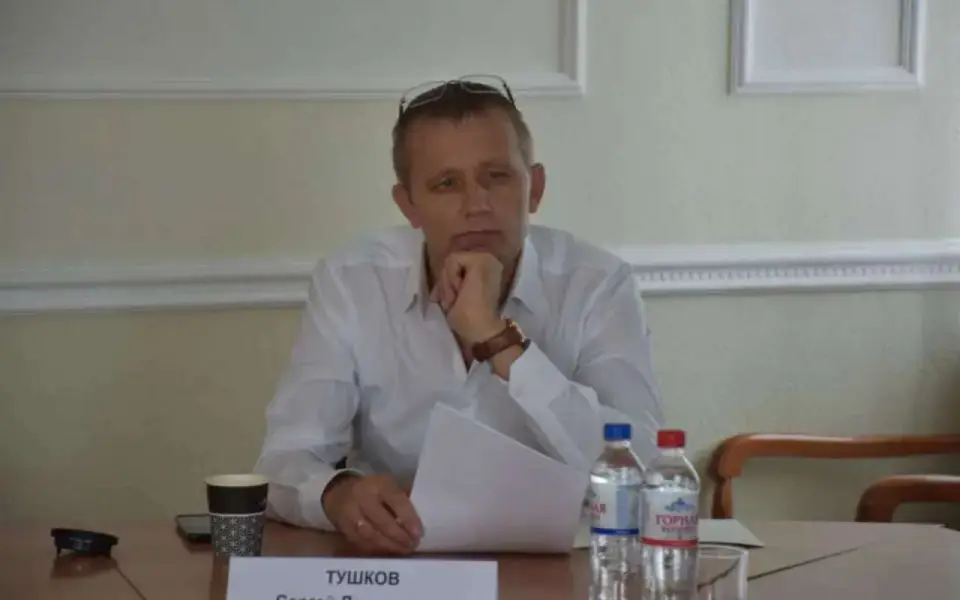 В Орле депутата Тушкова выпустили из-под домашнего ареста на время суда