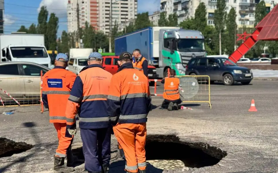 В Воронеже оперативно устраняют коммунальную аварию В Воронеже оперативно устраняют коммунальную аварию