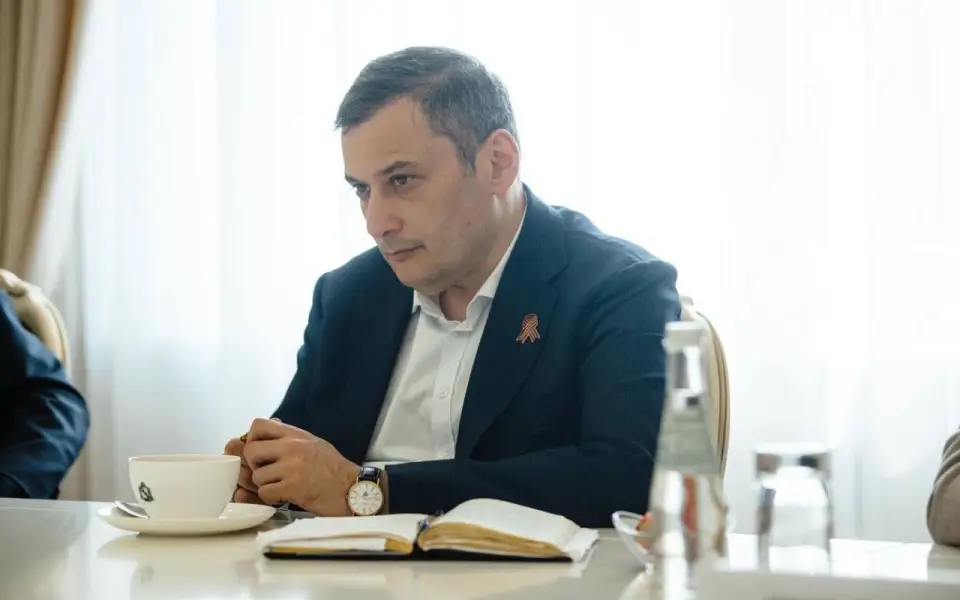 Хинштейн сохраняет место в топе медиарейтинга на фоне атак БПЛА и кадровых перестановок
