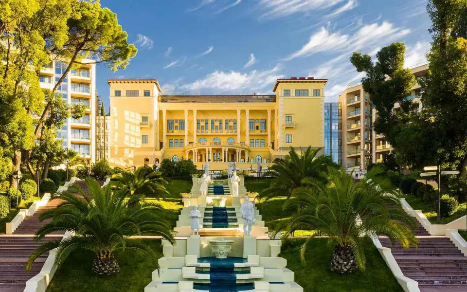 Группа ВТБ выставила на продажу отель Swissotel Resort Сочи Камелия за 10 млрд рублей Группа ВТБ выставила на продажу отель Swissotel Resort Сочи Камелия за 10 млрд рублей