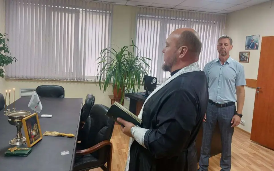 В Тамбове после смены гендиректора на «ЗАВКОМе» священник освятил рабочий кабинет нового руководителя 