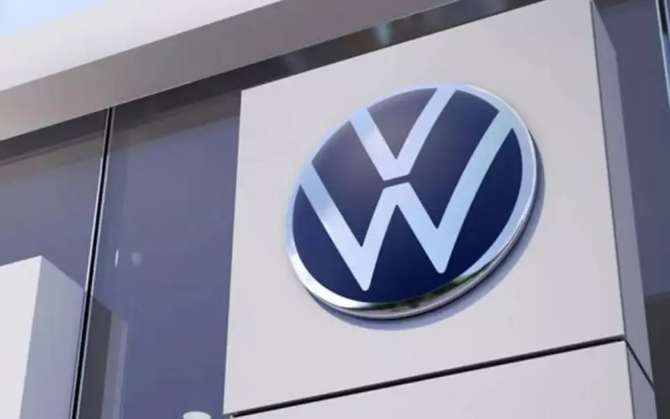 Stellantis и Volkswagen сокращают производство на фоне давления автопрома Китая