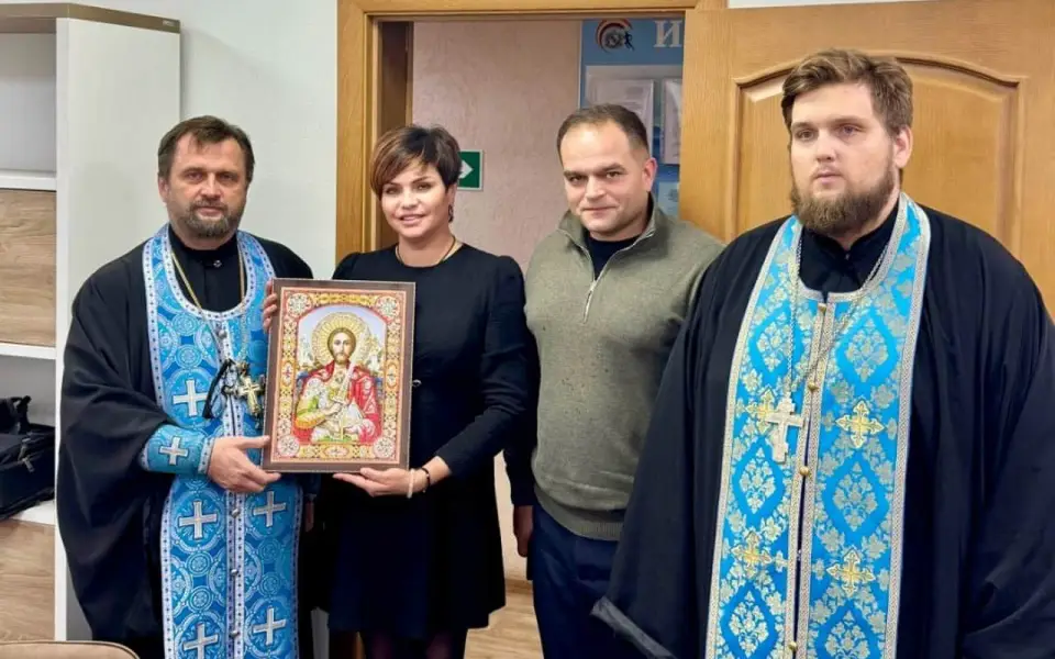 Новый руководитель министерства спорта Курской области освятила кабинеты Новый руководитель министерства спорта Курской области освятила кабинеты