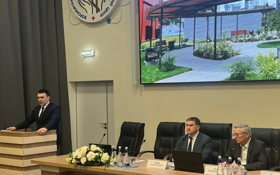 Новым главным врачом воронежского онкодиспансера стал сын экс-руководителя Руслан Мошуров Новым главным врачом воронежского онкодиспансера стал сын экс-руководителя Руслан Мошуров