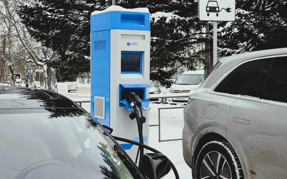 Ростех запустил серийное производство морозоустойчивых зарядных станций для электромобилей