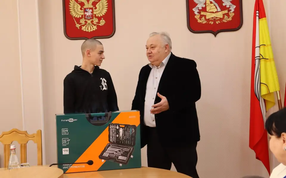 Воронежский депутат Валерий Ярошев исполнил новогодние желания детей 