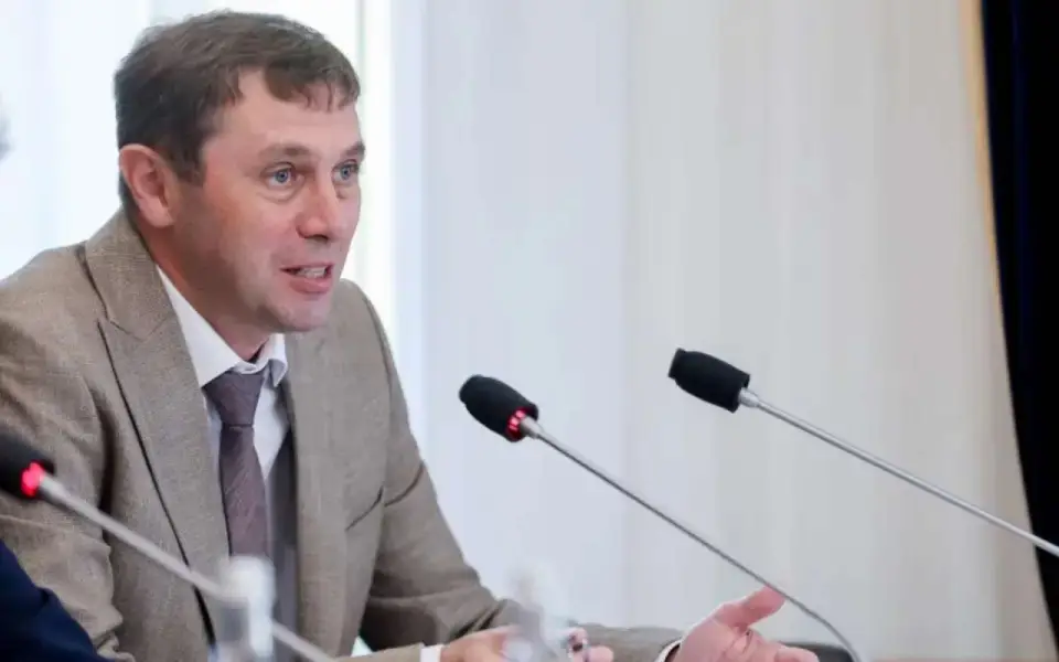 Мэр Воронежа Петрин рассказал о проблемных подрядчиках на Петровской набережной 