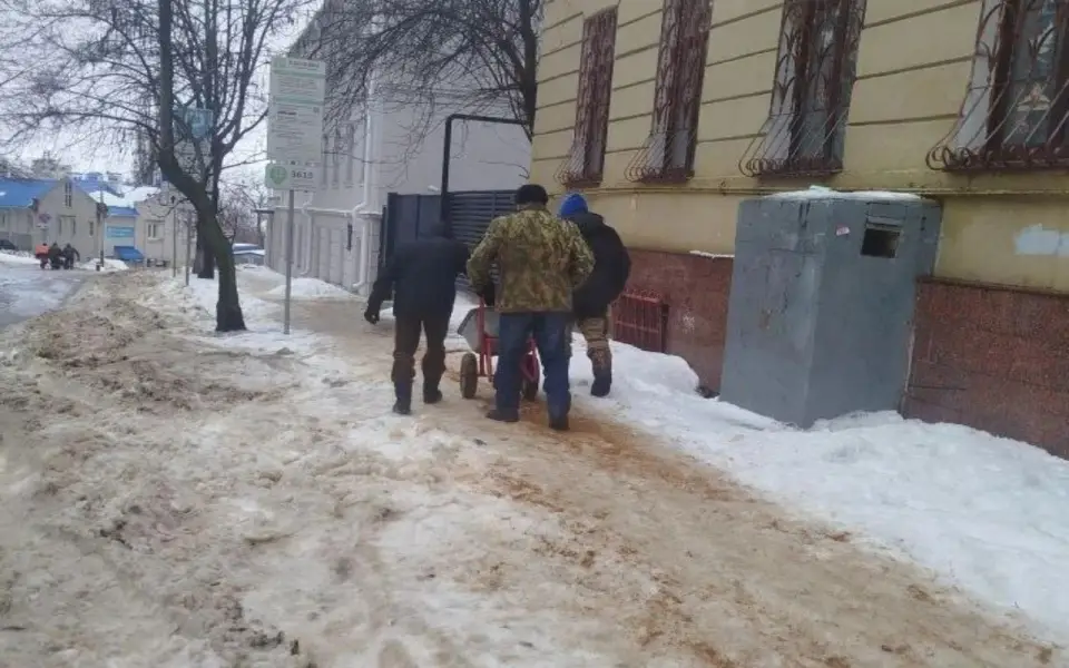 Наледь на Петровской набережной и в скверах: прокуратура наказала «Зеленхоз» за провал зимнего содержания территорий