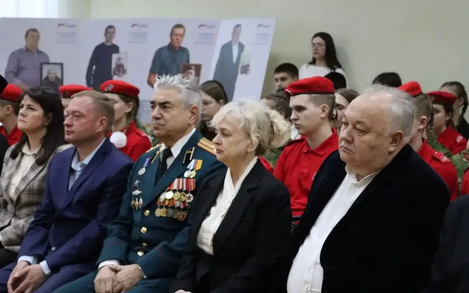 В Россоши открылась фотовыставка «Семья героя» 