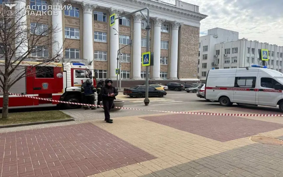Дрон ВСУ ударил по зданию правительства Белгородской области, ранен чиновник