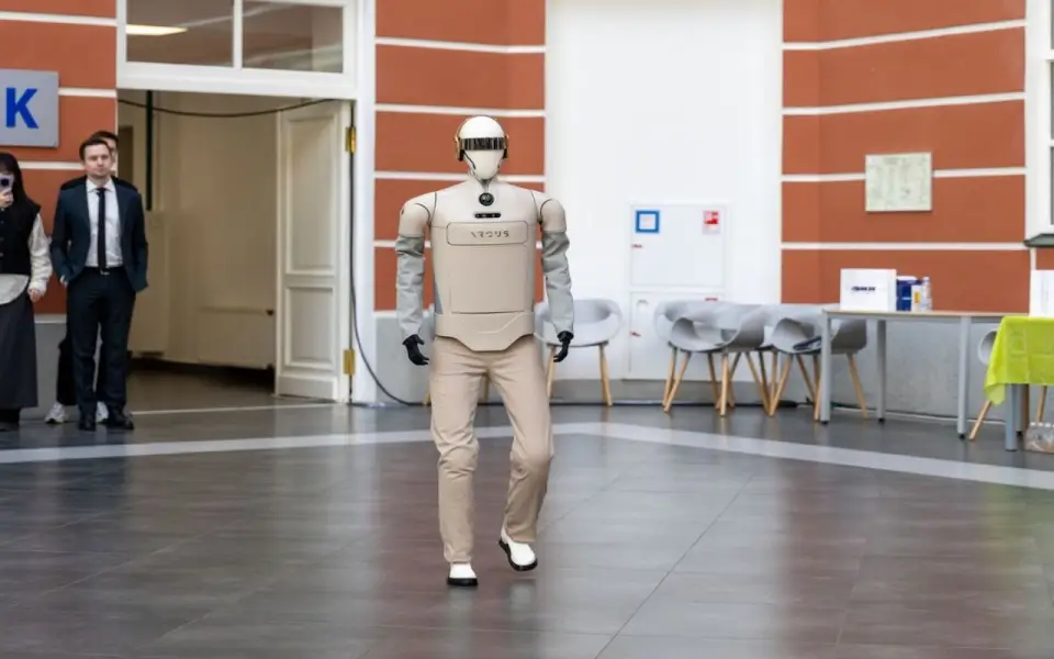 ЭФКО вложит 1,5 млн долларов в антропоморфных роботов-доставщиков ЭФКО вложит 1,5 млн долларов в антропоморфных роботов-доставщиков