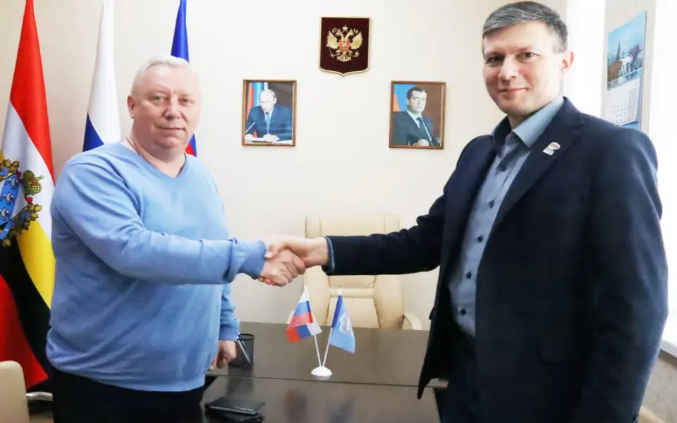 Депутат Трубников и глава Мантуровского района Бочаров выдвинулись на праймериз ЕР в Курской области Депутат Трубников и глава Мантуровского района Бочаров выдвинулись на праймериз ЕР в Курской области