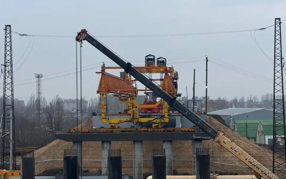 «Россошанское ДРСУ № 1» вышло на монтаж пролетов при реконструкции «горбатого» моста в Россоши  