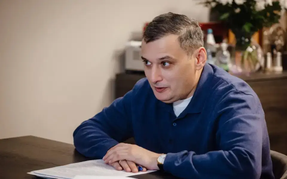 Курский губернатор Хинштейн завершил реабилитацию в Москве после ДТП и вернулся к работе 