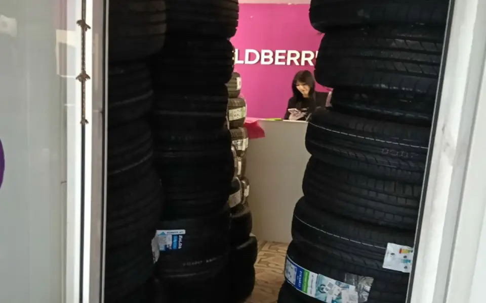 Логистика против сервиса: новая схема Wildberries превратила воронежский пункт выдачи в шинный склад