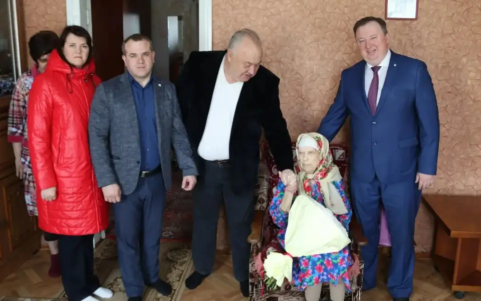 Депутат Валерий Ярошев поздравил 101‑летнюю жительницу Россоши Марию Виткалову