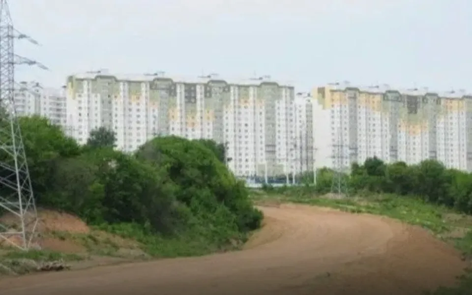 В Курске жители петицией к губернатору Хинштейну требуют достроить дорогу на Крымской, которую корпорация «ГРИНН» бросила 11 лет назад