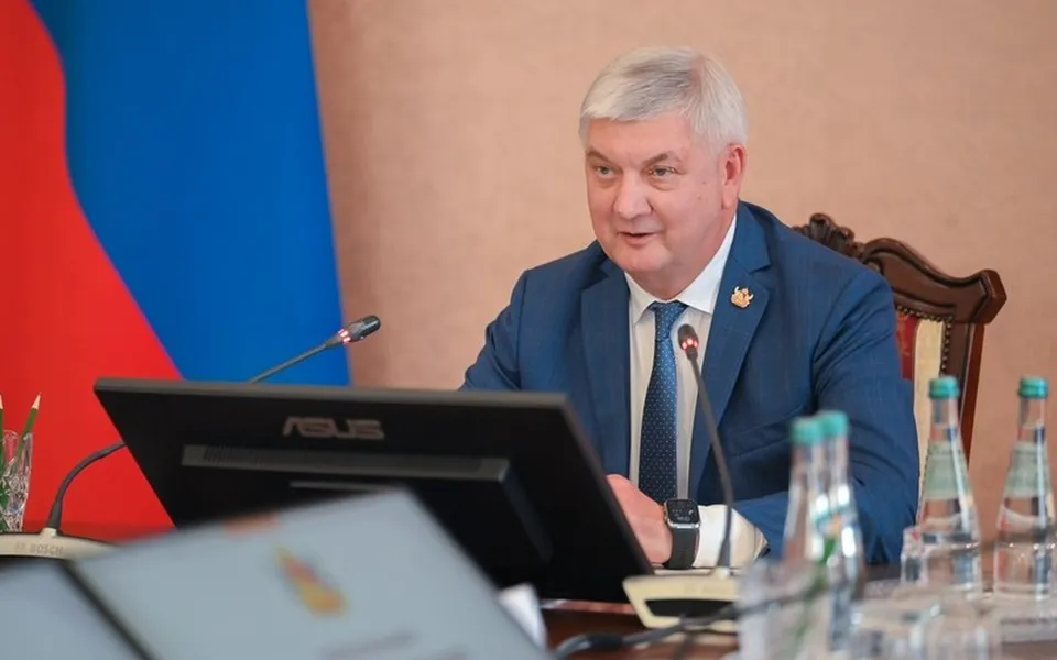 Гусев стал первым губернатором в России, пересевшим на электрокар Гусев стал первым губернатором в России, пересевшим на электрокар
