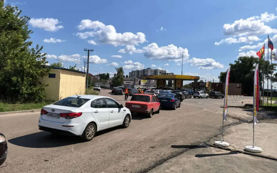 «На десять машин, но не для всех»: утро на липецкой АЗС «Роснефти» прошло в режиме топливного отбора «На десять машин, но не для всех»: утро на липецкой АЗС «Роснефти» прошло в режиме топливного отбора