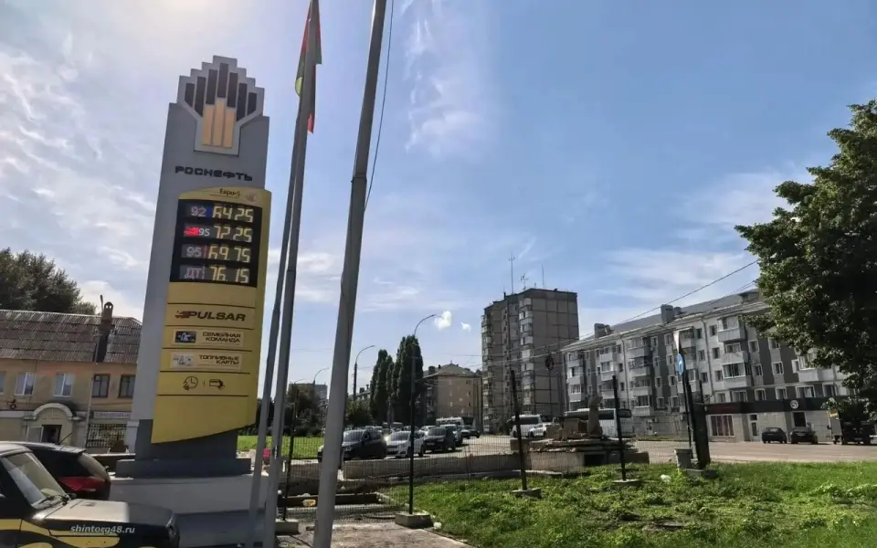 «Роснефть» в Воронеже взвинтила мелкооптовые цены на АИ‑92 «Роснефть» в Воронеже взвинтила мелкооптовые цены на АИ‑92