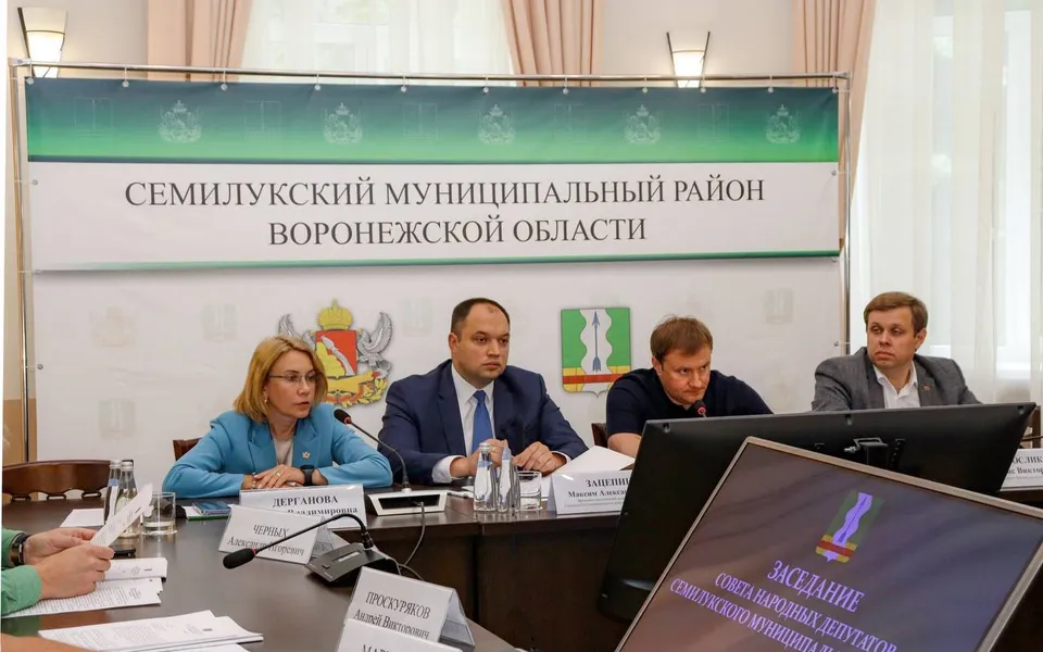 Максима Зацепина утвердили главой Семилукского района Максима Зацепина утвердили главой Семилукского района