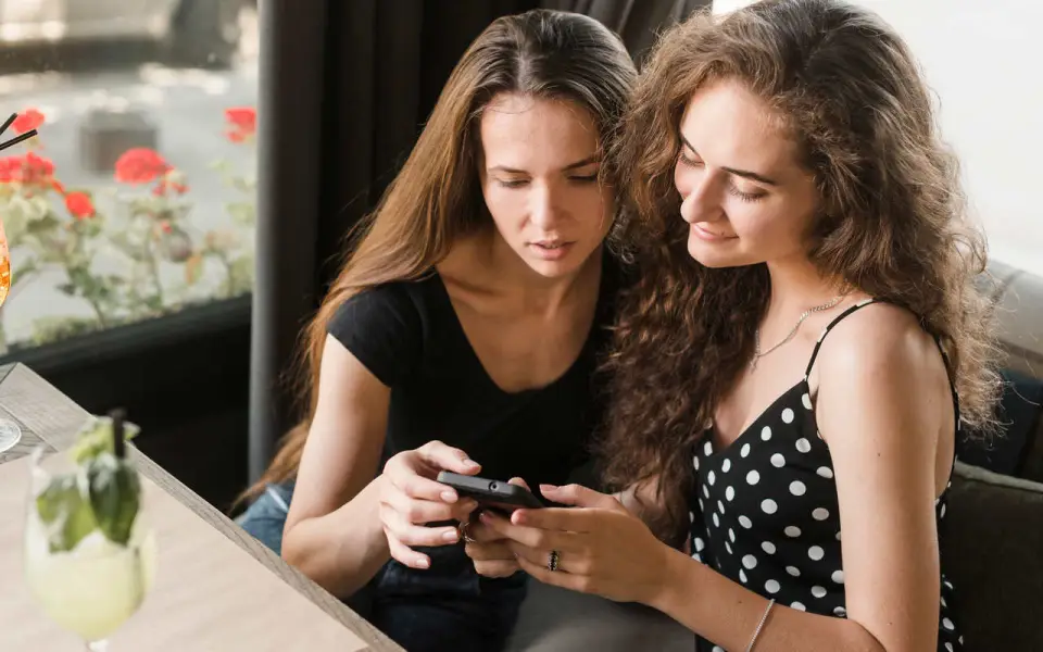Исследование Билайн Adtech: День города в Воронеже усиливает поток к кафе и ресторанам, но не гарантирует рост покупок