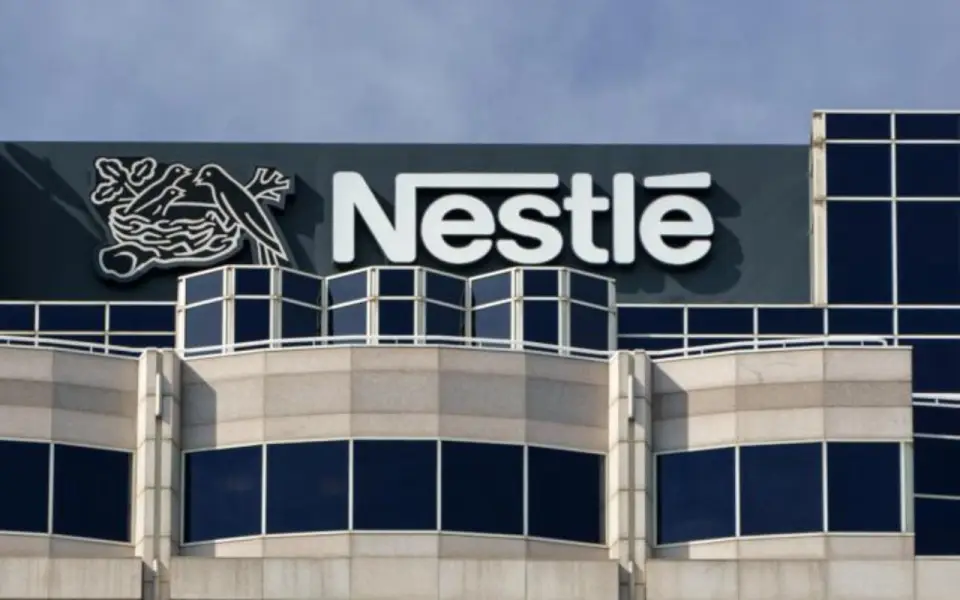 Песков объяснил внешнее управление Nestle и Auchan «недружественными» странами

