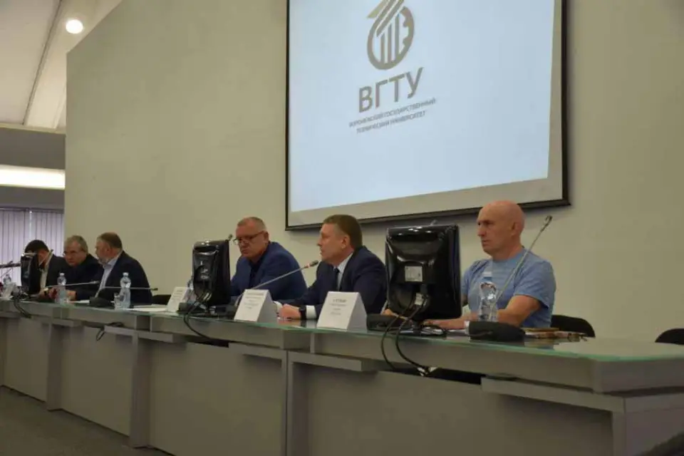 Руководство АО «Лискимонтажконструкция» приняло участие в круглом столе по взаимодействию бизнеса и науки