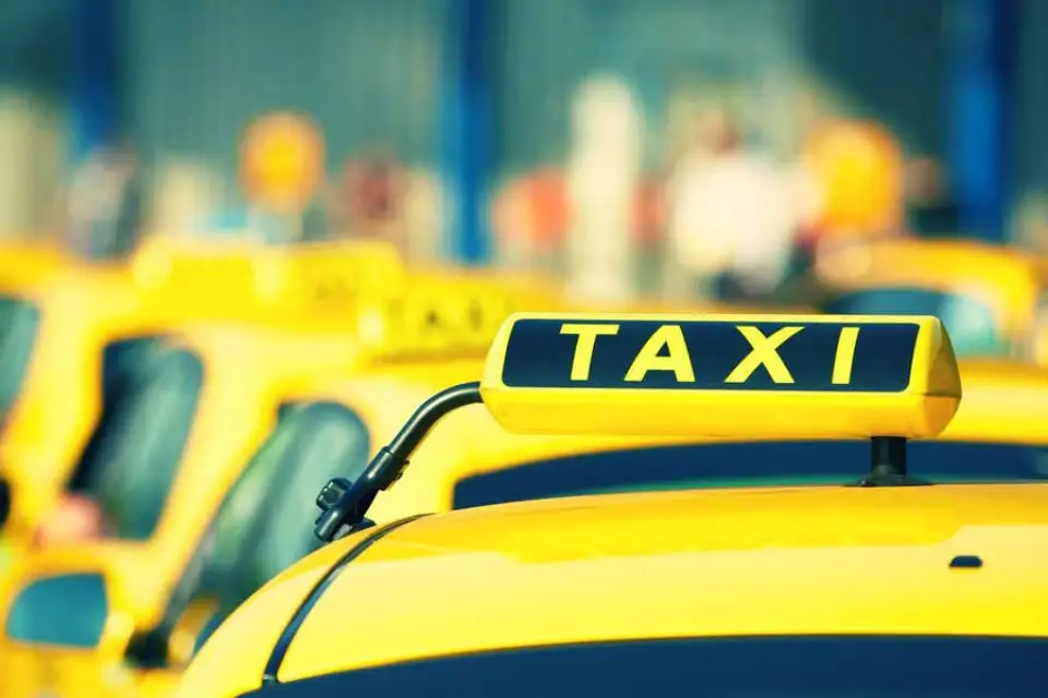 Цены на такси достигли десятилетнего рекорда на фоне санкций
