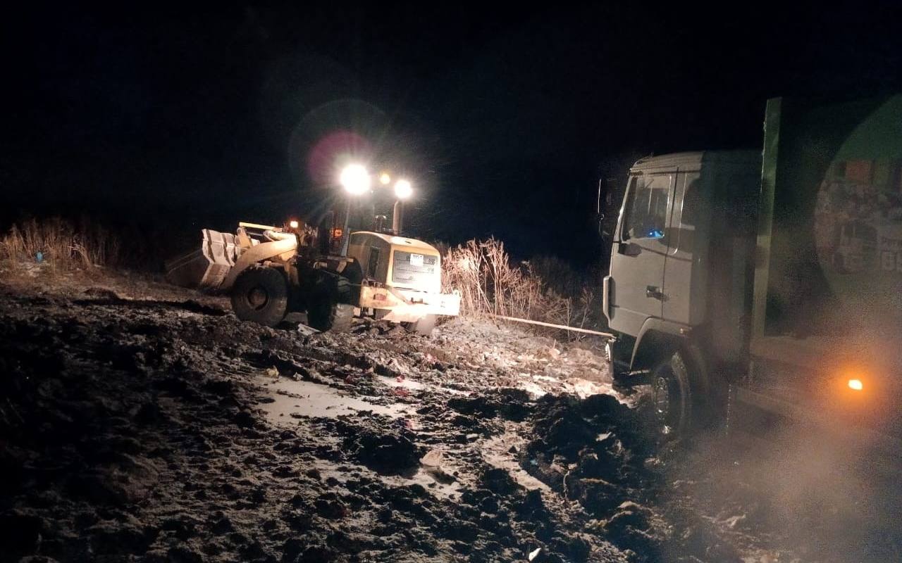 Больше 160 тонн мусора из трех районов области застряли у полигона в Анне /  30 ноября 2023