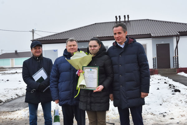 Белгородская ЖБК-1 и врио губернатора региона передали квартиры сиротам