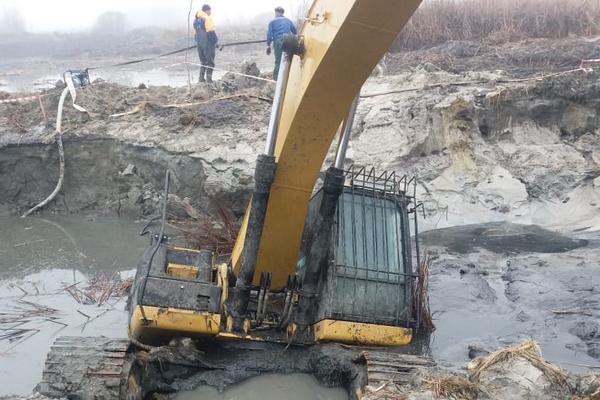 Росприроднадзор Черноземья оштрафовал утопившую экскаватор в реке компанию