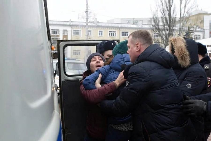 Курского депутата, отбивавшего журналистов от задержаний, оштрафовали за участие в митинге