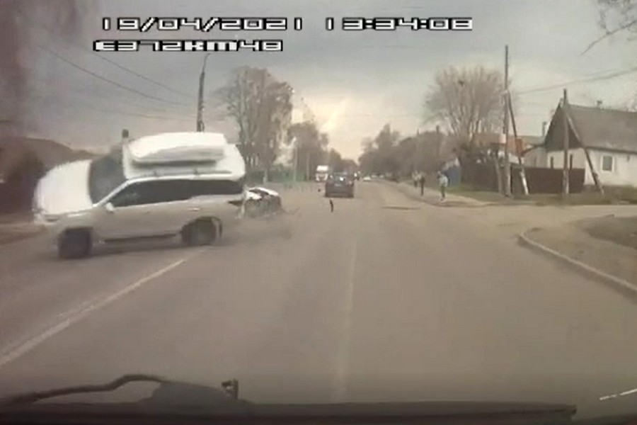 Момент аварии иномарки воронежского депутата с такси попал на видео