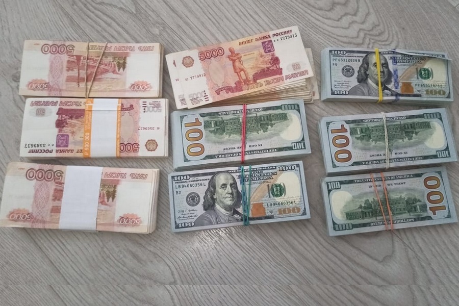 Опубликованы снимки пачек долларов и рублей, обнаруженных при обыске у начальника орловского департамента здравоохранения