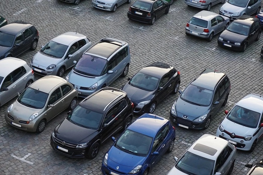 Власти Белгорода предлагают разрешить владельцам электрокаров парковаться бесплатно