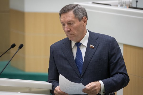 Федеральный представитель или человек Игоря Артамонова – кто займет пост сенатора от Липецкой области вместо Олега Королева
