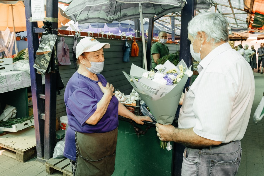 В Белгороде поздравили самых пожилых продавцов рынка «Восход» с Днем работника торговли