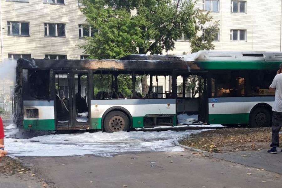 На левом берегу Воронежа загорелся автобус № 90