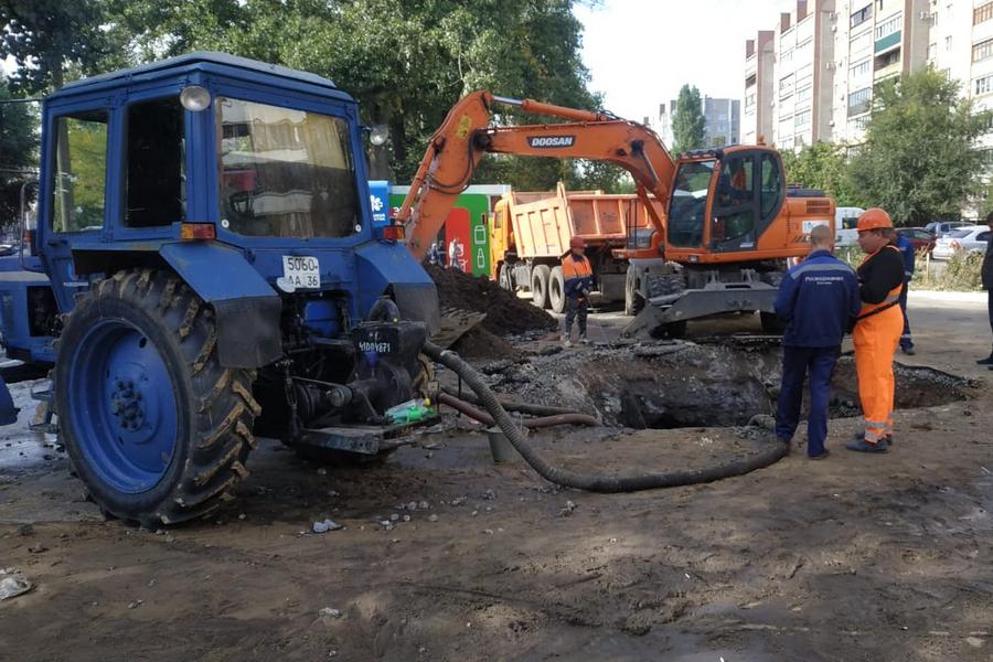 В Воронеже второй за неделю прорыв трубы привел к отключению воды в жилых домах, детском саду и школе