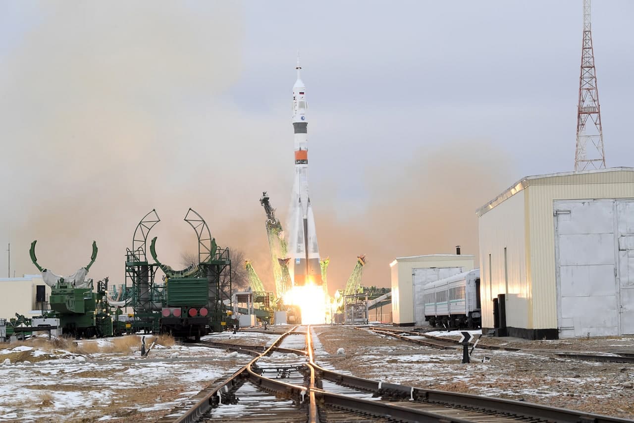 Ракета-носитель «Союз» с двигателем воронежского КБХА отправила на МКС первых за 12 лет космических туристов
